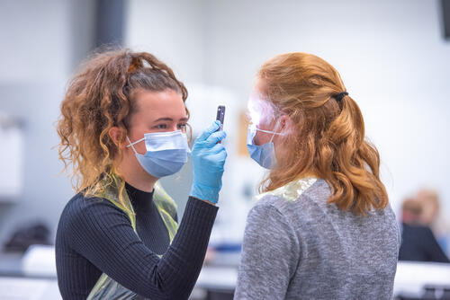 Mask-wearing students at the University of St Andrews taking par student experiment